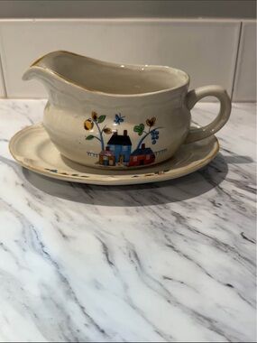 Heartland by INTERNATIONAL Gravy Boat & Underplate/Relish